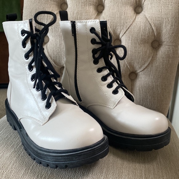 Unr8ed EUC White & Black Lace Up Zip Closure Beautiful Combat Boots - Sz 10 - Picture 1 of 16